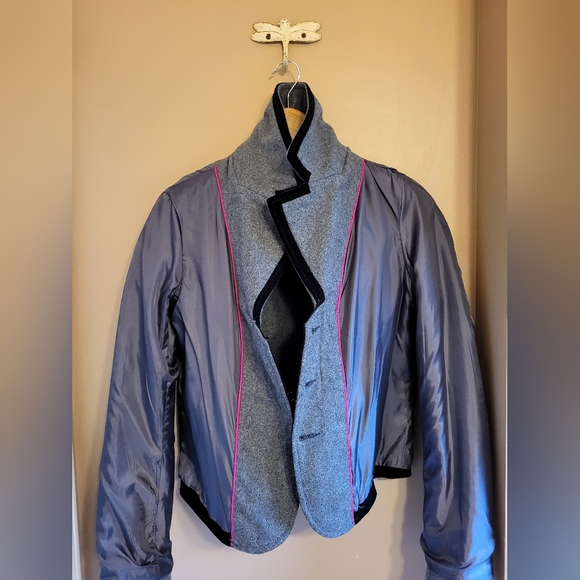 DKNY Jeans. Short waisted grey felt wool blazer, black velvet trim - Picture 8 of 13